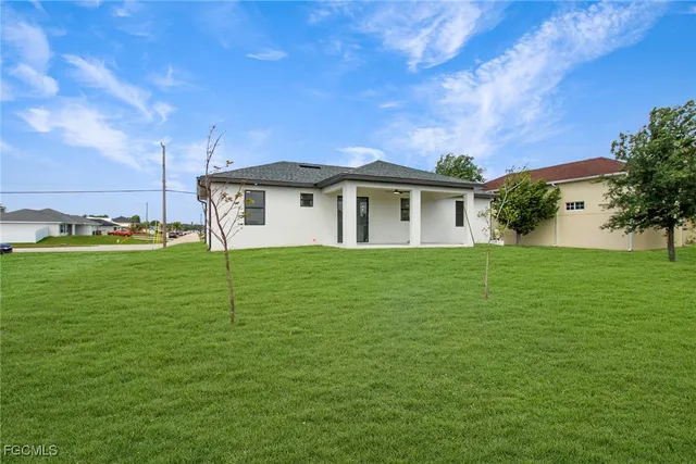 a view of a house with a yard
