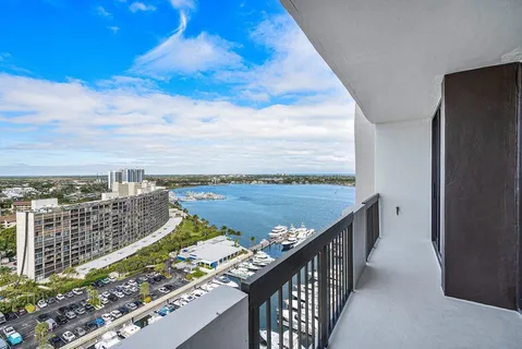 $1,200,000 | 108 Lakeshore Drive, Unit 38PH, North Palm Beach, FL 33408