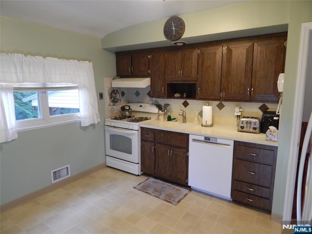 10 Lewis Road Montvale, NJ 07645 - Photo 6 of 20