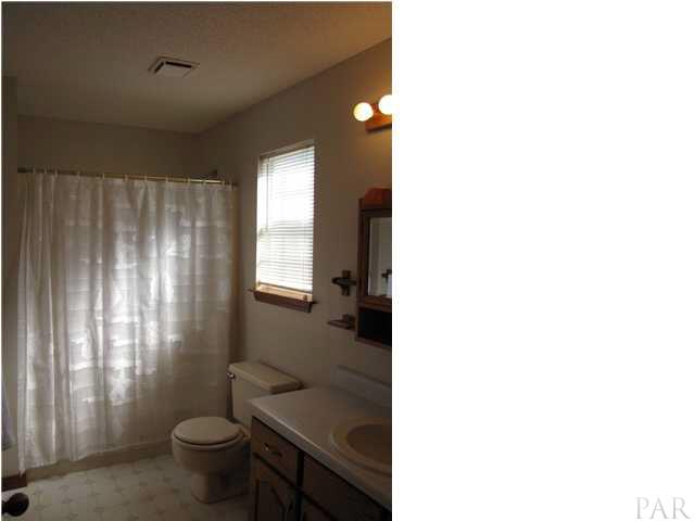 5736 Ridgefield Court Milton, FL 32583 - Photo 15 of 25 Master Bath