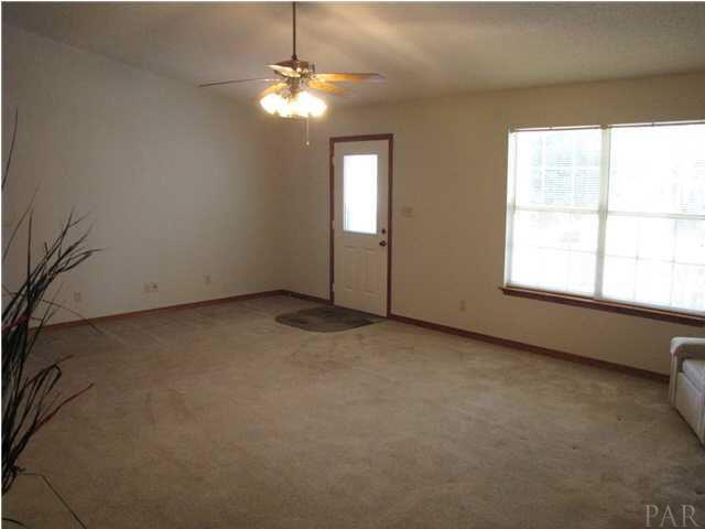 5736 Ridgefield Court Milton, FL 32583 - Photo 4 of 25 Living Room