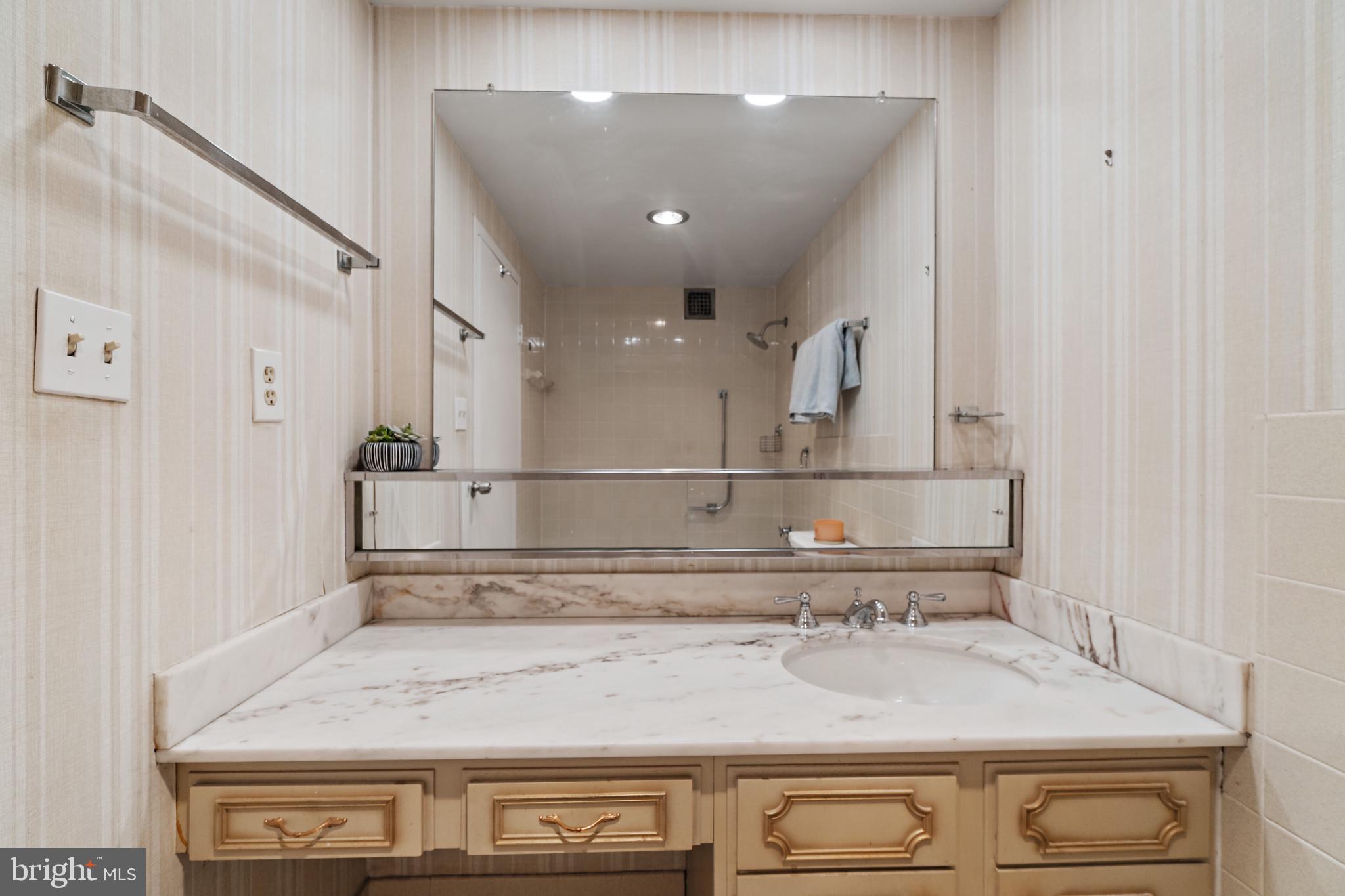 4401 Roland Avenue, Unit 507 Baltimore, MD 21210 - Photo 17 of 26 Full hall bath with tiled shower/tub