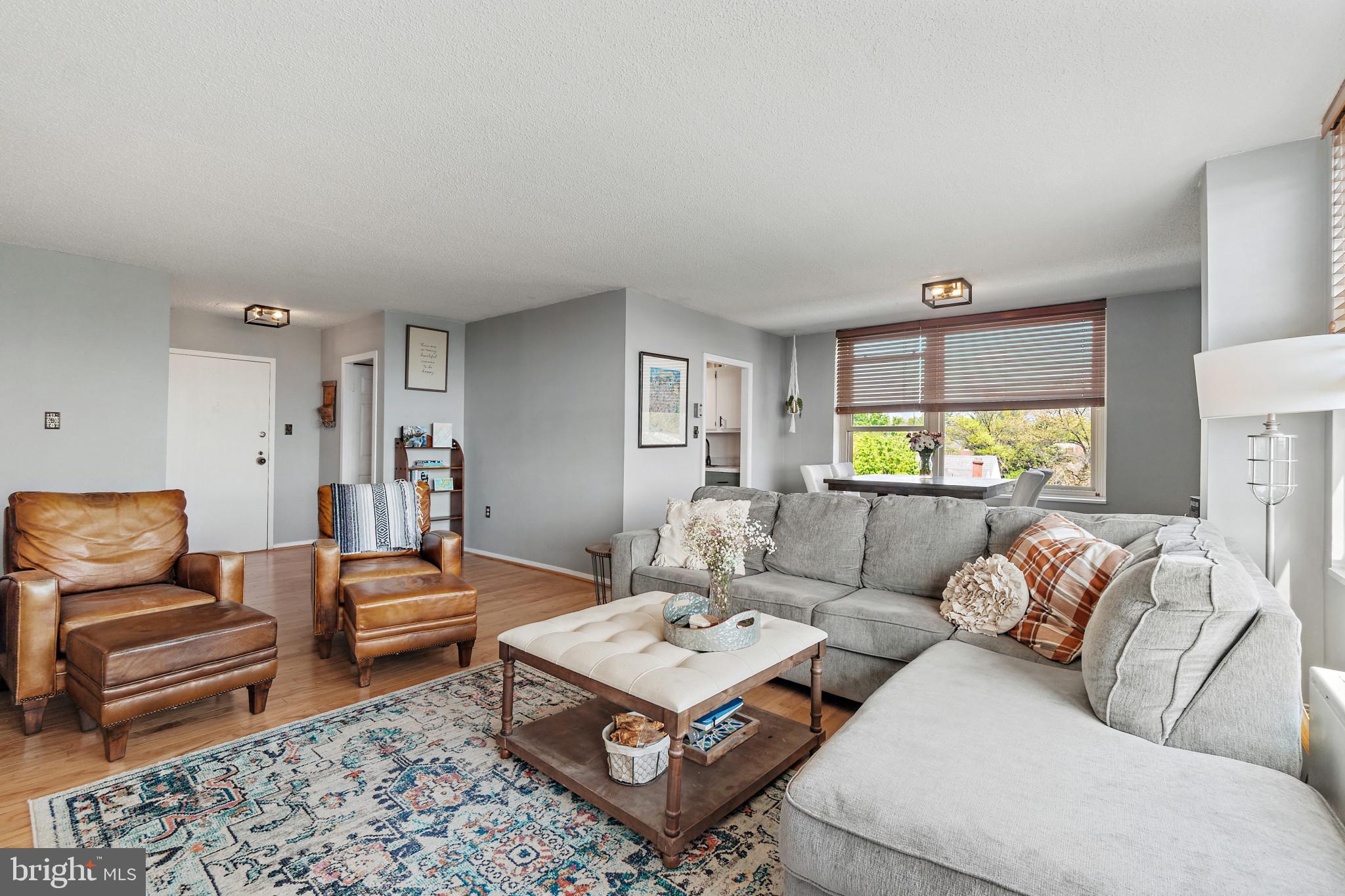 4401 Roland Avenue, Unit 507 Baltimore, MD 21210 - Photo 3 of 26 Comfortable, open living area