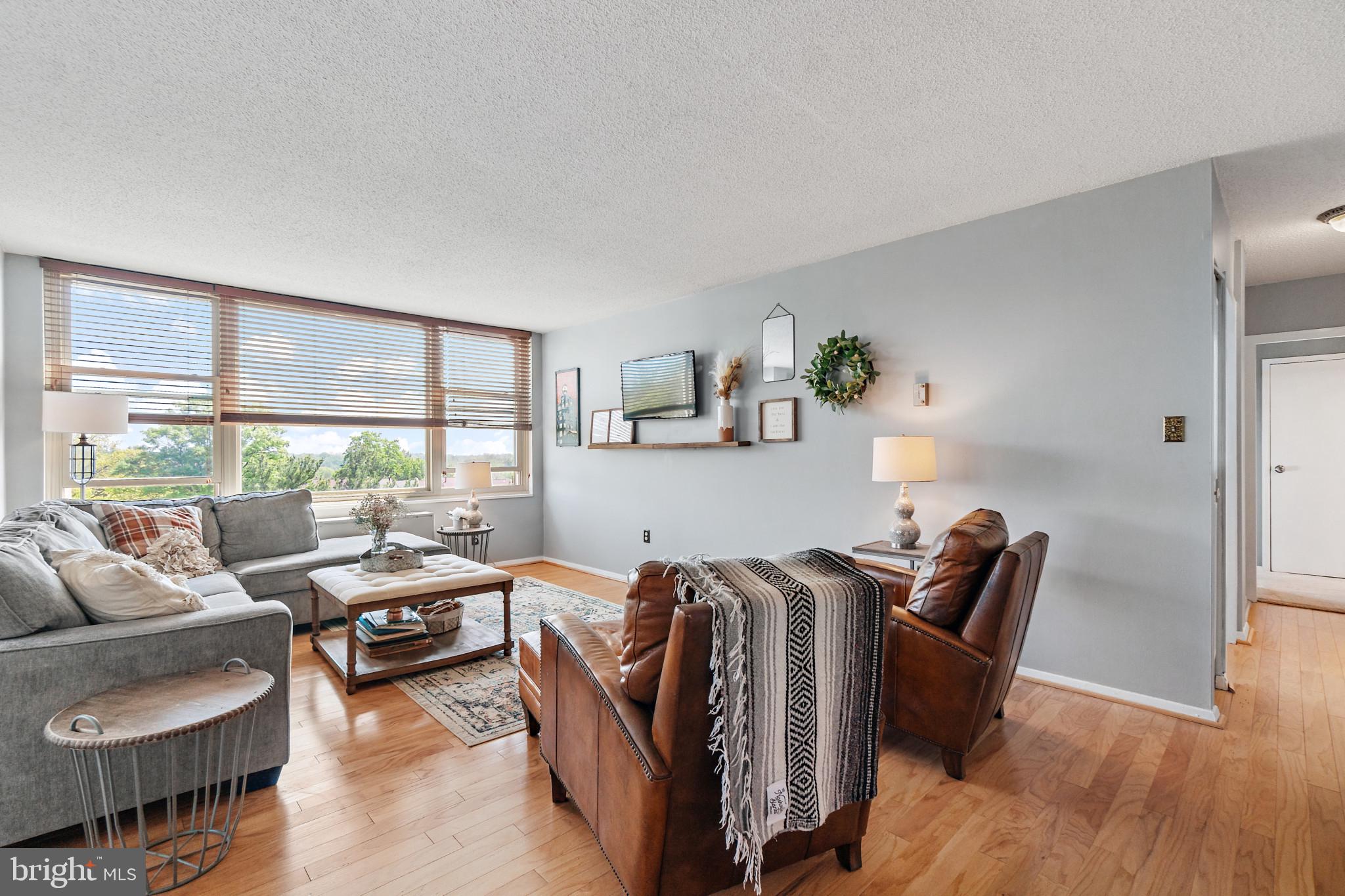 4401 Roland Avenue, Unit 507 Baltimore, MD 21210 - Photo 4 of 26 Wood floors in main area and hallway