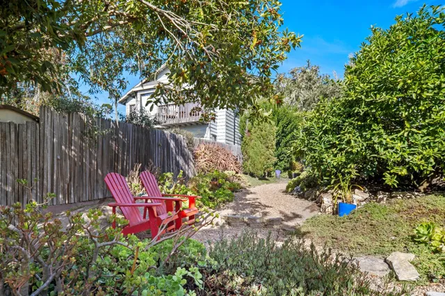 a bench is sitting in the middle of a backyard