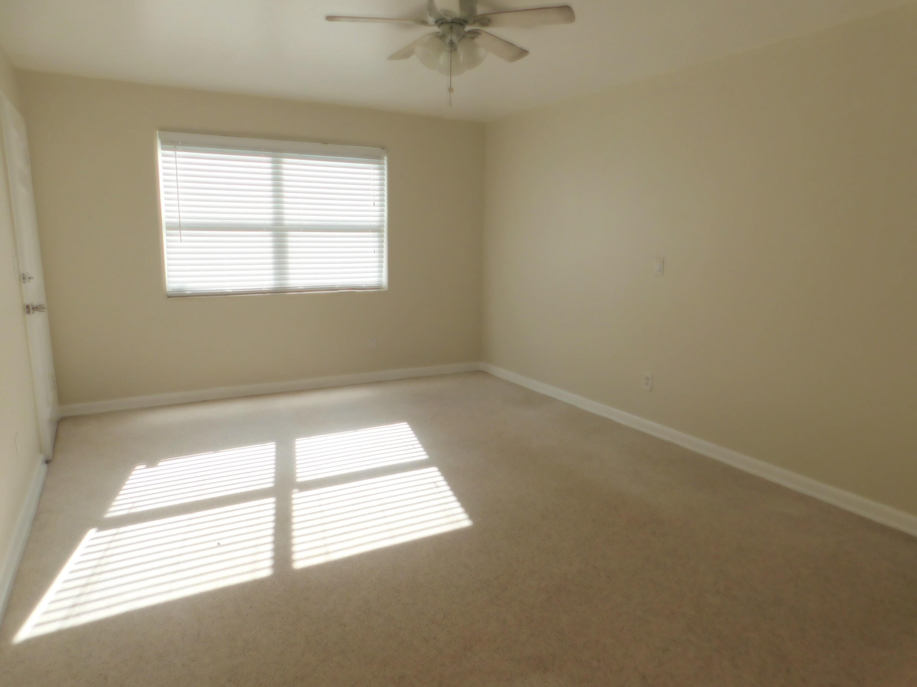 741 Hummingbird Way, Unit 5 North Palm Beach, FL 33408 - Photo 5 of 19 Living area