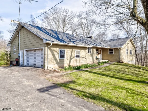$598,000 | 62 Pine Hill Road, Stockton, NJ 08559