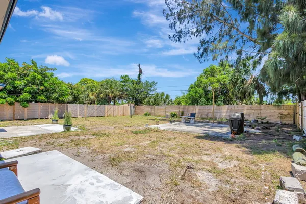 a view of a yard with a tree