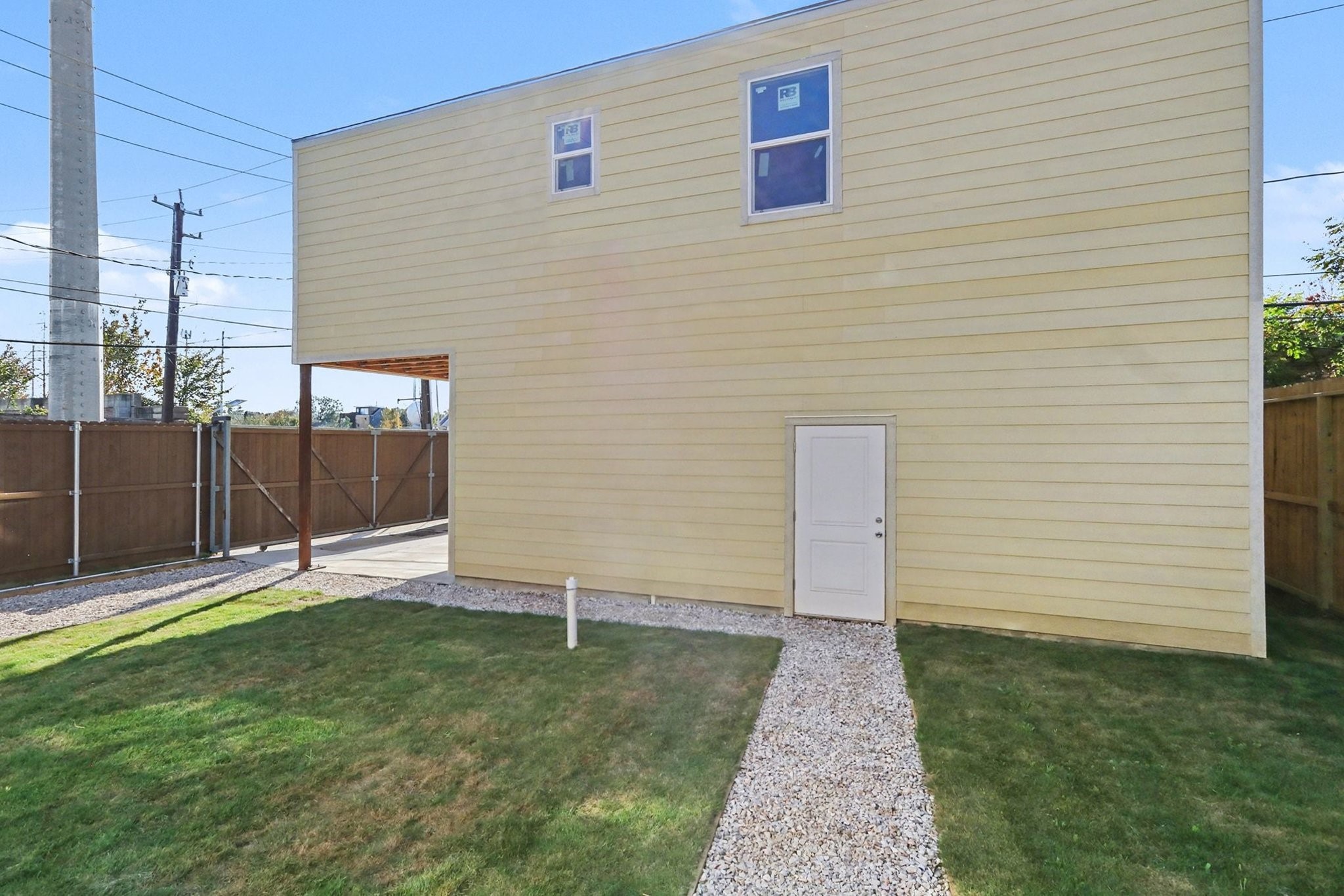 1901 Lexington Street Houston, TX 77098 - Photo 23 of 32 a view of a backyard with a garden