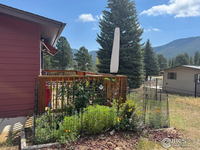 a view of entryway of a house