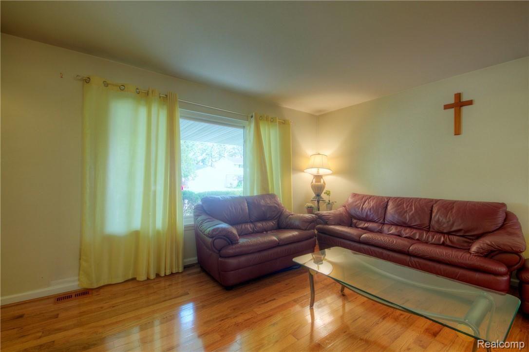 44139 Arlington Road Canton, MI 48187 - Photo 5 of 36 5 Living Room.jpg