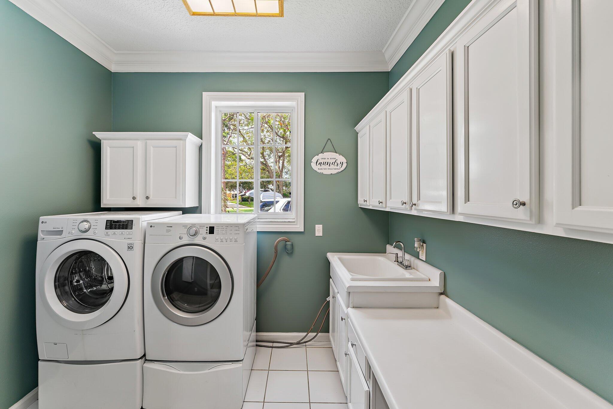 18263 River Oaks Drive Jupiter, FL 33458 - Photo 26 of 49 a utility room with dryer and washer