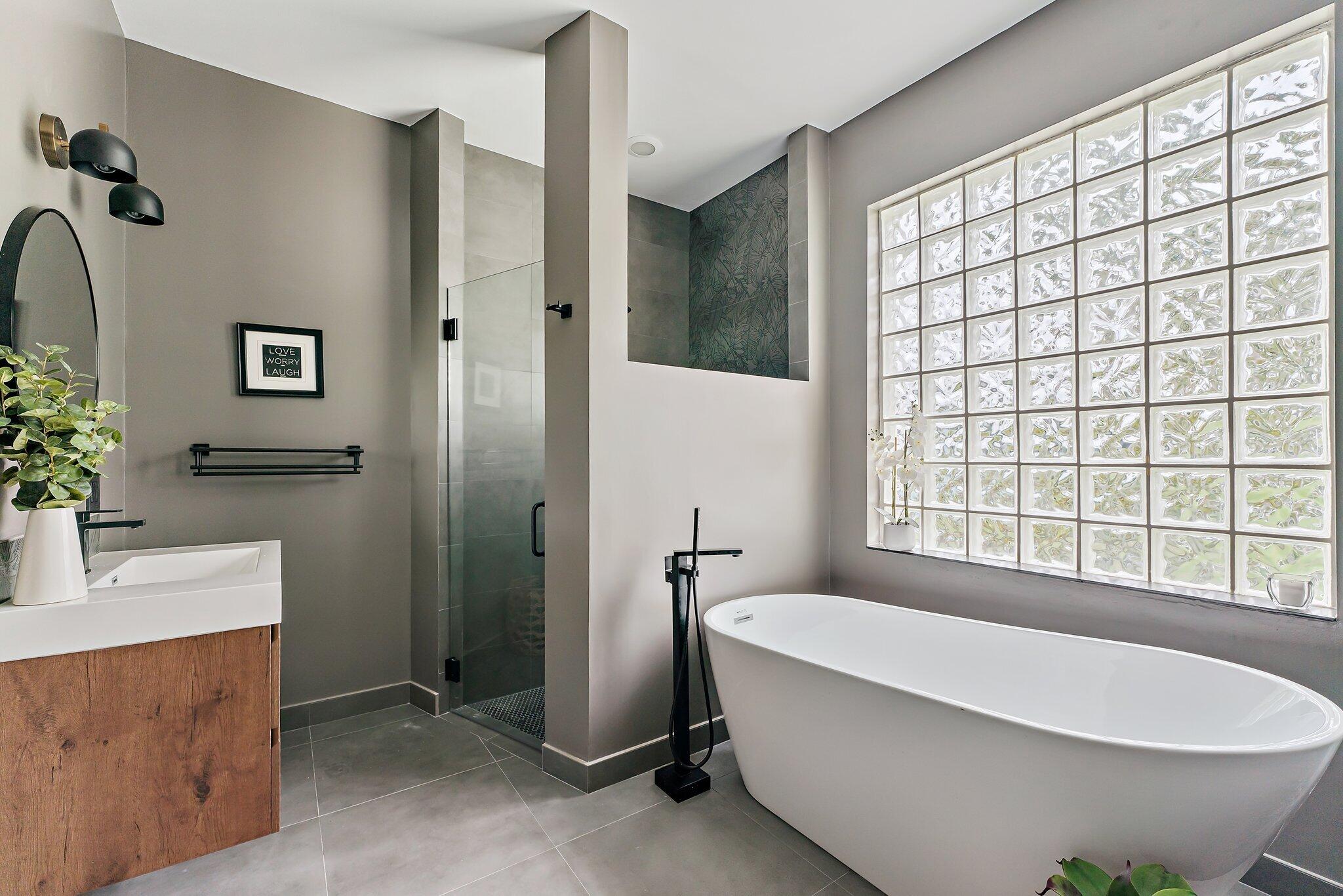 18263 River Oaks Drive Jupiter, FL 33458 - Photo 37 of 49 a bathroom with a bathtub and shower