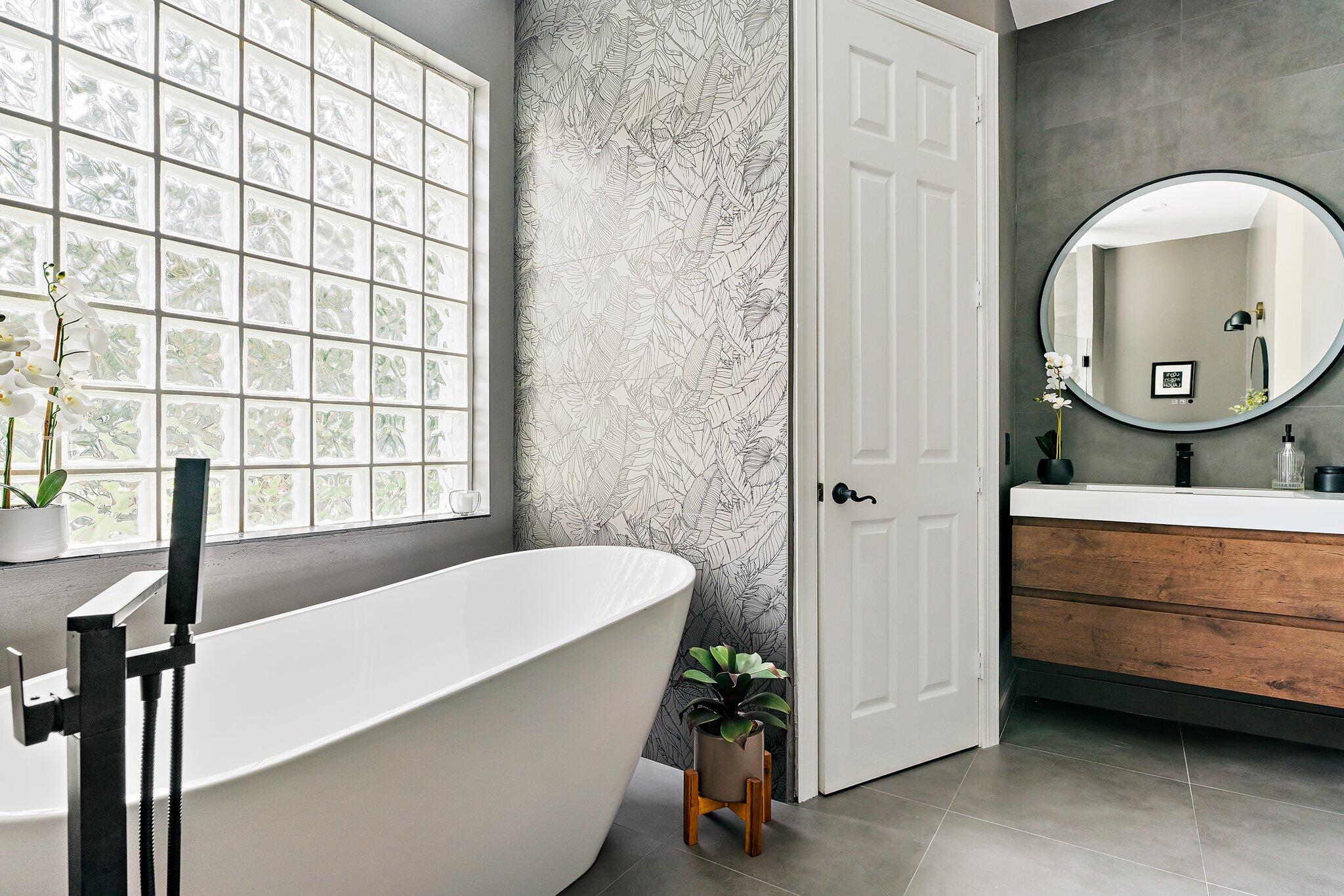 18263 River Oaks Drive Jupiter, FL 33458 - Photo 39 of 49 a bathroom with a tub and a sink