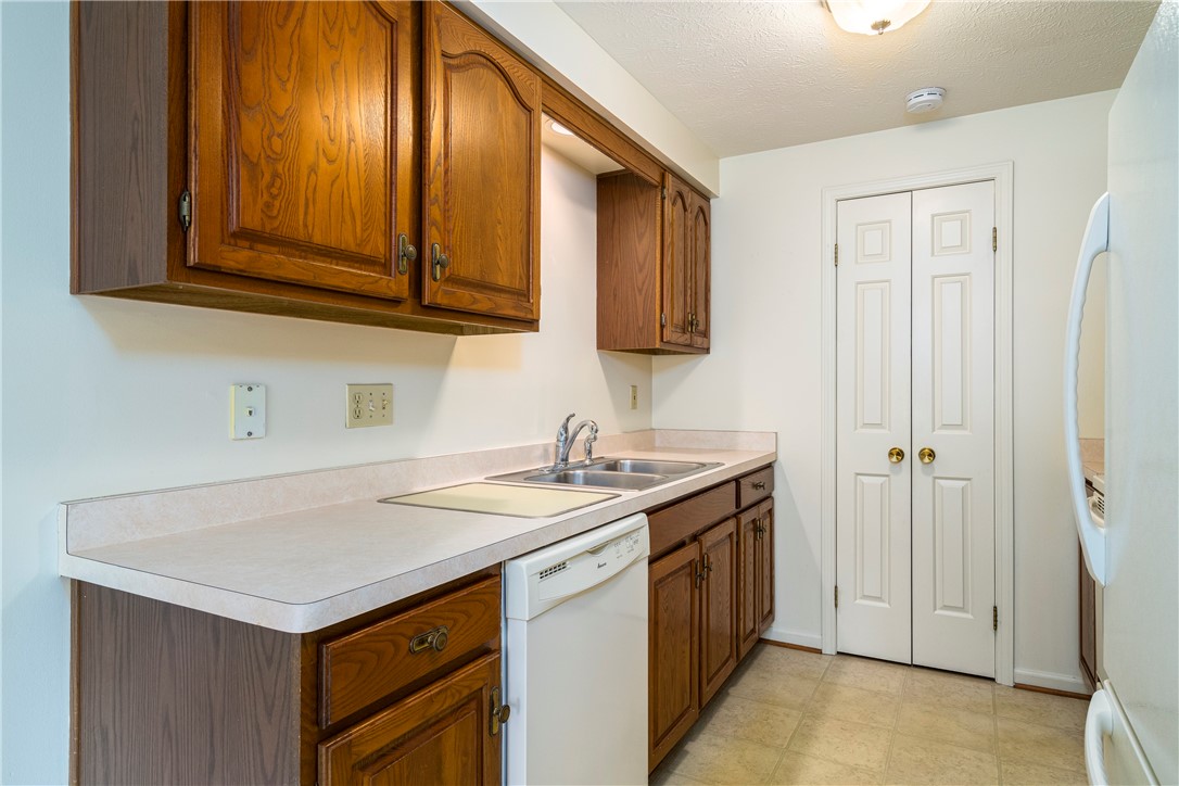 54 Chenin Run Perinton, NY 14450 - Photo 5 of 34