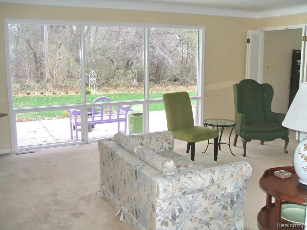 7135 Bingham Road Bloomfield Hills, MI 48301 - Photo 4 of 26 Living Room