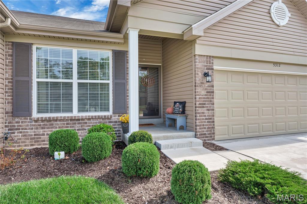 5312 Lakepath Way Eureka, MO 63025 - Photo 2 of 25