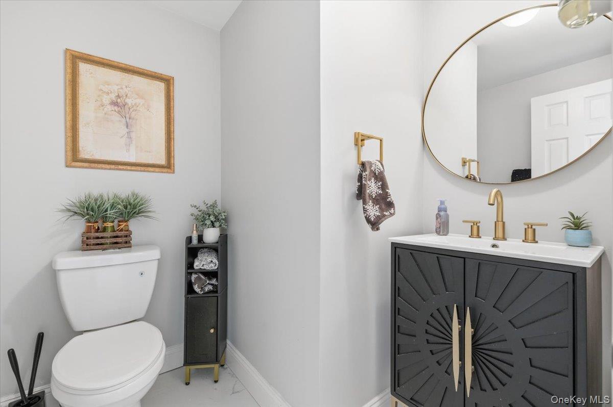 98 Barry Lane Syosset, NY 11791 - Photo 20 of 43 a bathroom with a toilet a sink and mirror