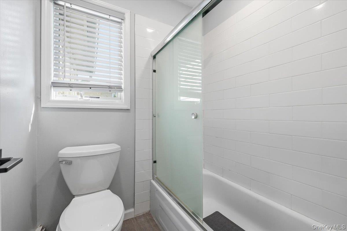 98 Barry Lane Syosset, NY 11791 - Photo 34 of 43 a bathroom with a toilet and a bathtub