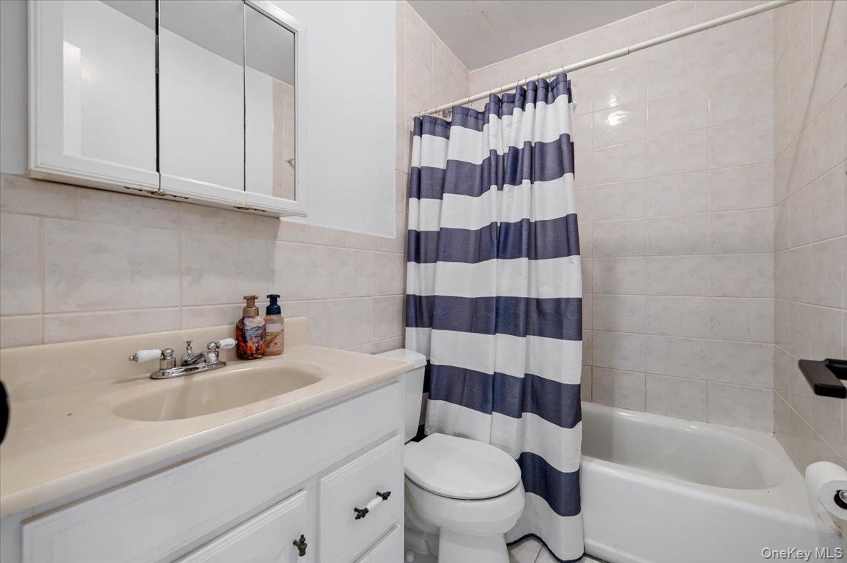98 Barry Lane Syosset, NY 11791 - Photo 37 of 43 a bathroom with a sink toilet a shower and bathtub