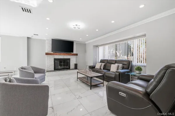 $1,549,000 | 98 Barry Lane, Syosset, NY 11791