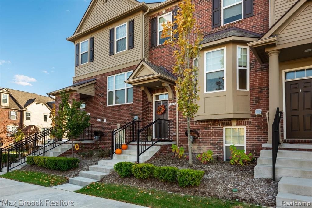 330 Glenhurst Boulevard Rochester Hills, MI 48307 - Photo 1 of 24