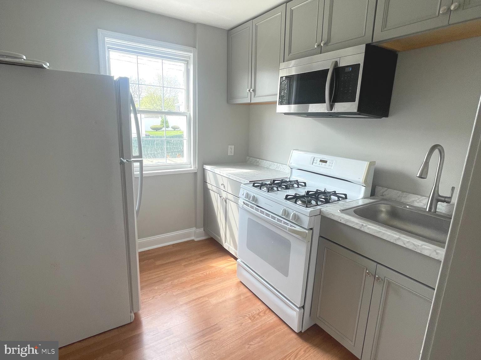8528 Chestnut Oak Road, Unit B Baltimore, MD 21234 - Photo 4 of 15 a kitchen with a stove and a microwave