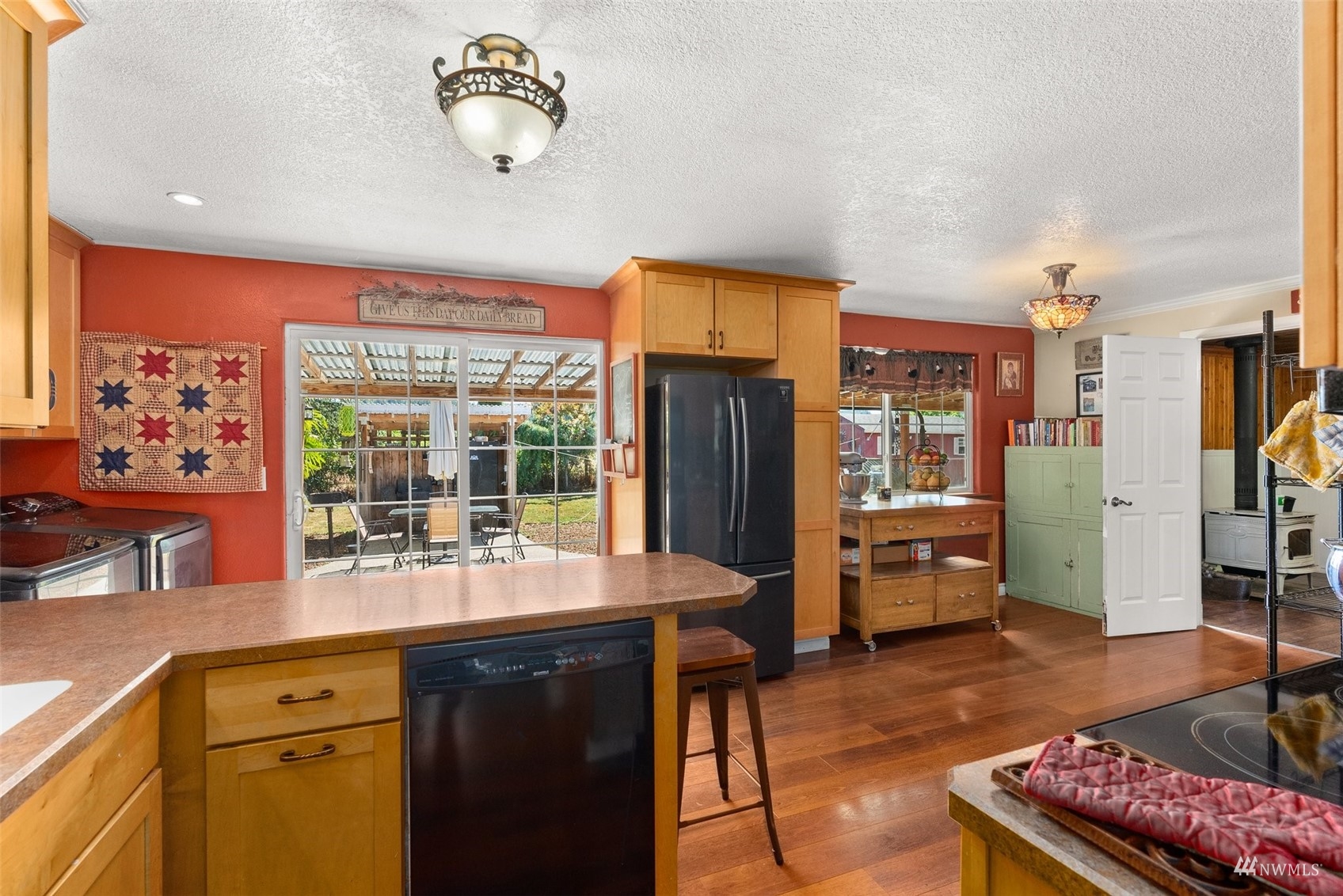 175 Ceres Hill Road Chehalis, WA 98532 - Photo 15 of 36 a kitchen with a refrigerator and a stove