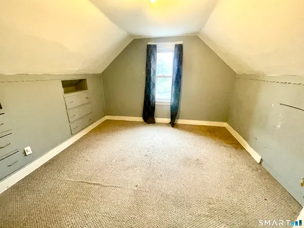 en empty room with an empty space