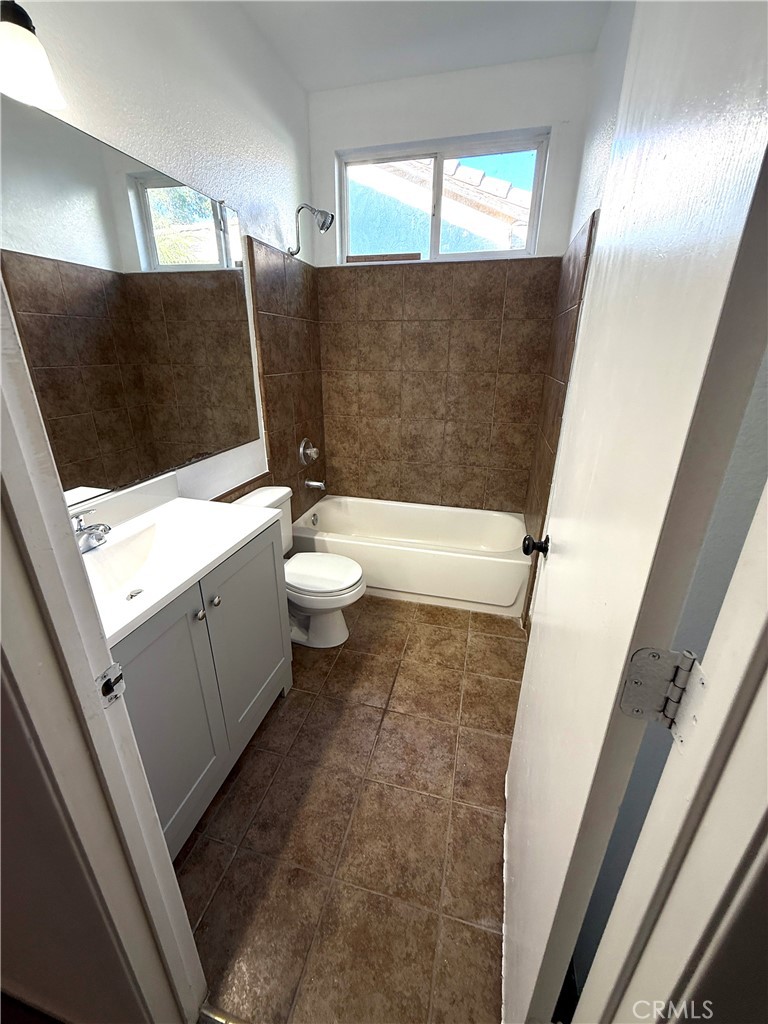 1335 Torrey Pines Court Atwater, CA 95301 - Photo 17 of 28 a bathroom with a toilet and a shower