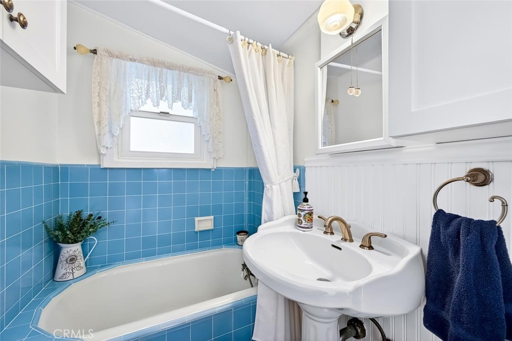 2896 Terry Road Laguna Beach, CA 92651 - Photo 24 of 72 Full guest bath off the main living area.