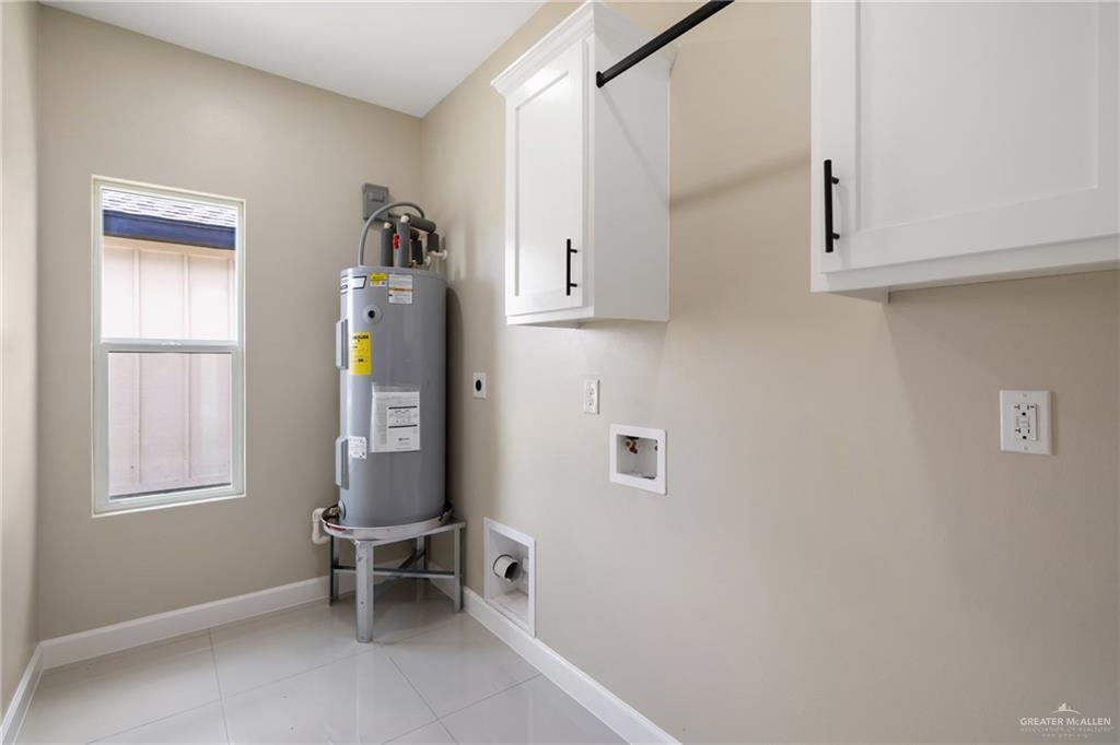 105 Lenon Street Edcouch, TX 78538 - Photo 17 of 19 a room that has a window and a table in it