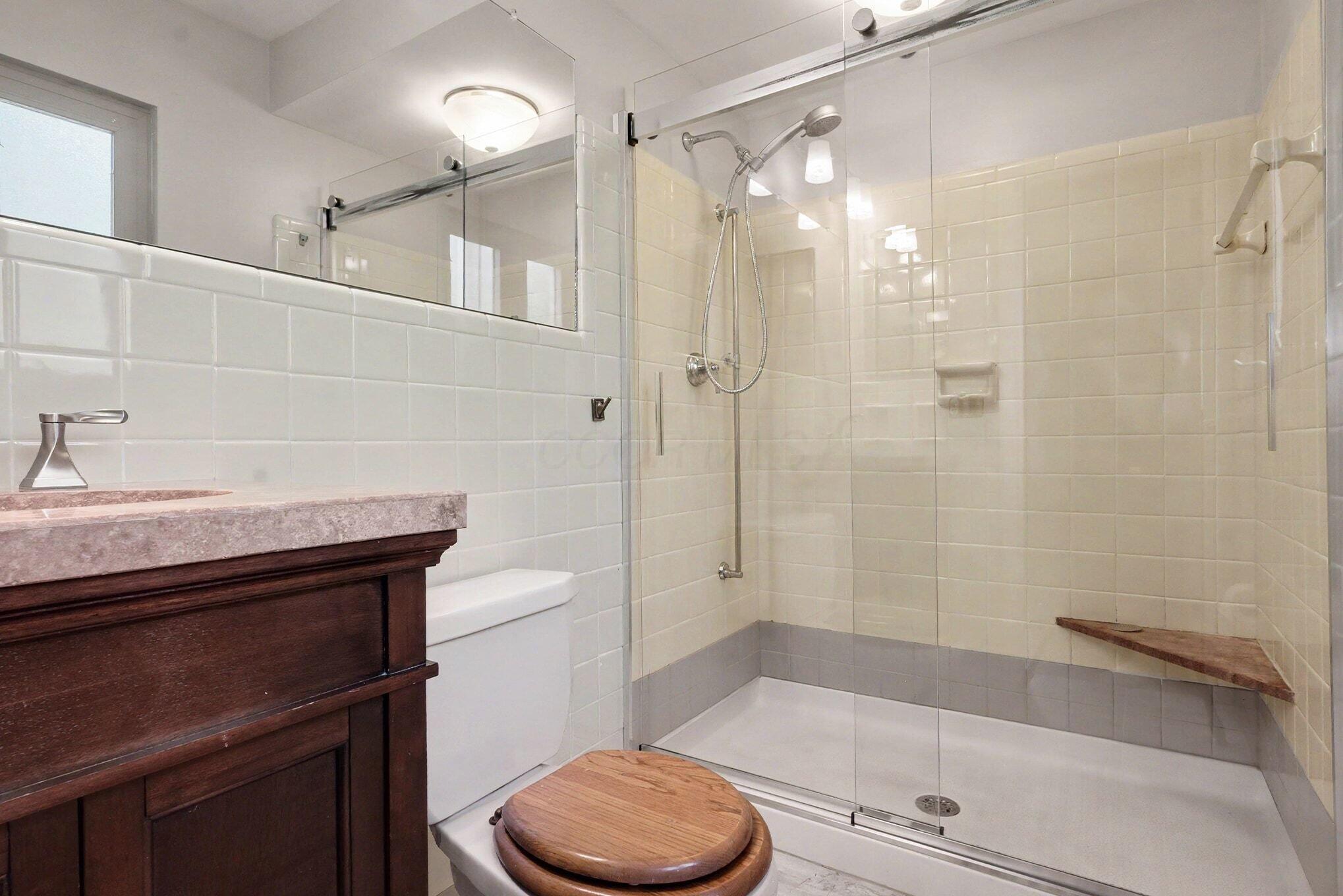 3664 Mountview Road Columbus, OH 43220 - Photo 19 of 28 Primary Suite Bathroom