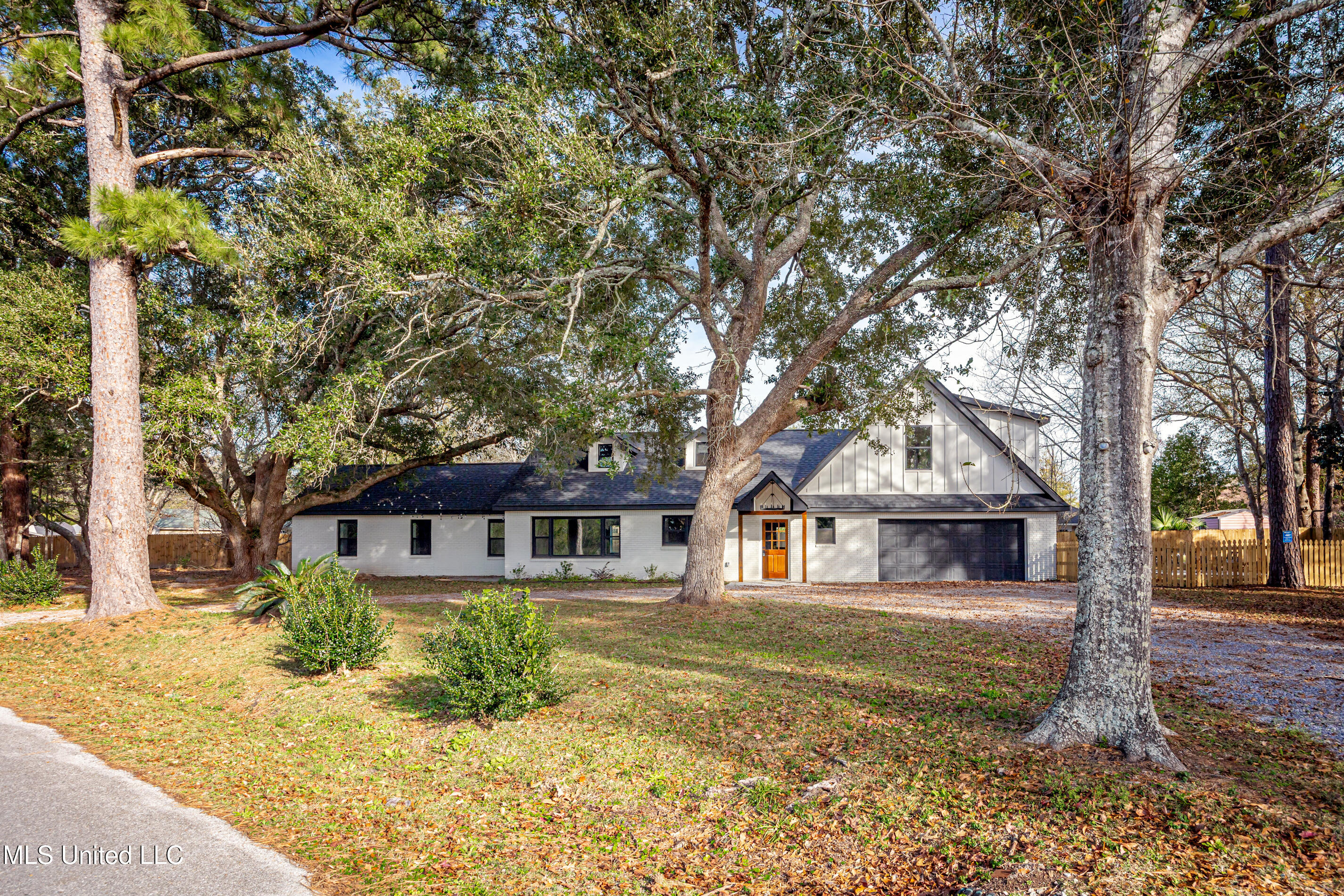 9329 Ridgeview Drive Ocean Springs, MS 39564 - Photo 5 of 114 IMG_1374