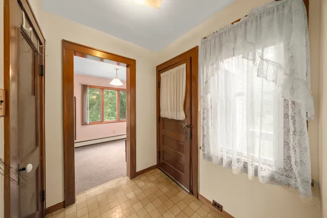 a view of entryway with bathroom