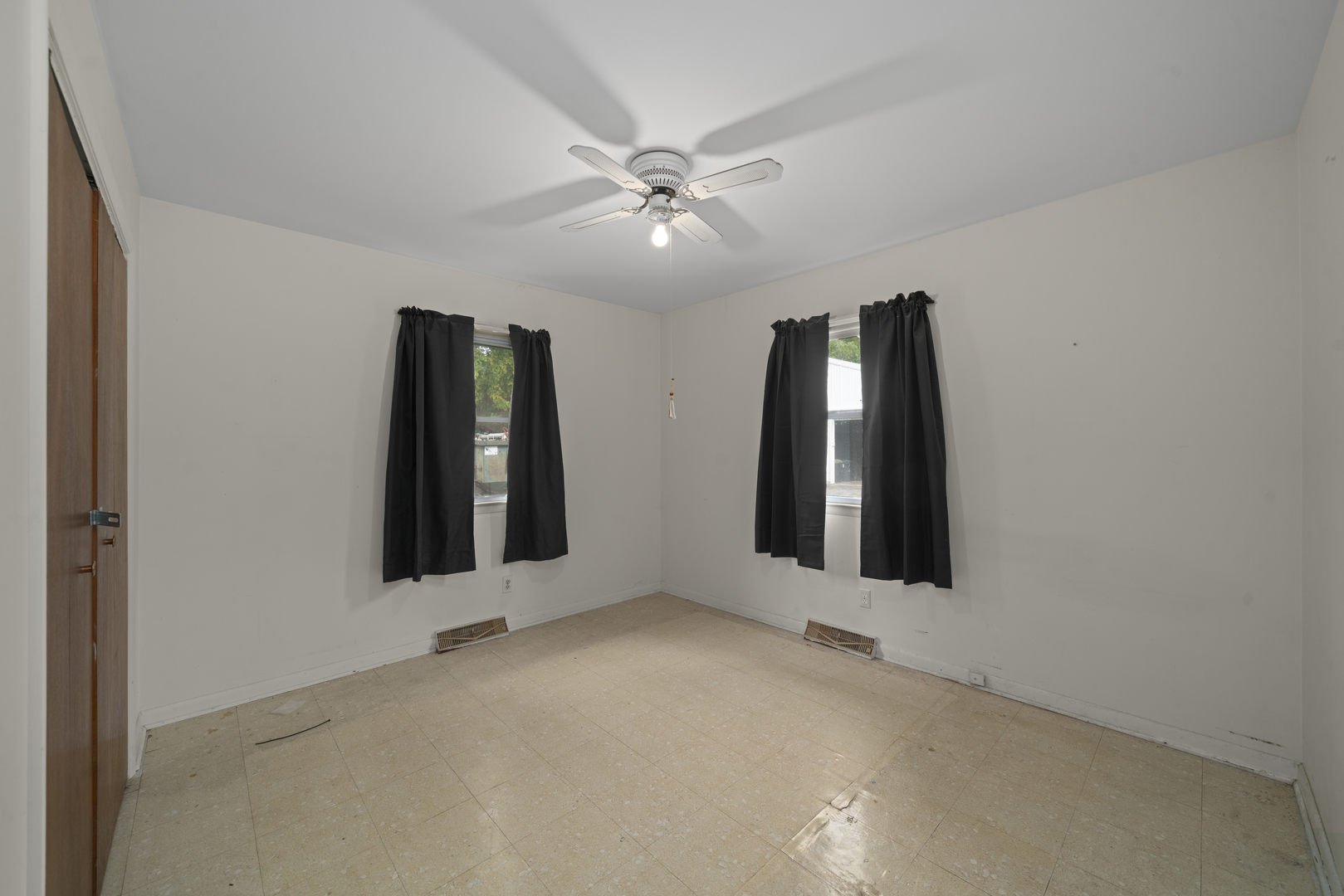 2110-a-b State Route 31 Oswego, IL 60543 - Photo 21 of 55 an empty room with window and ceiling fan