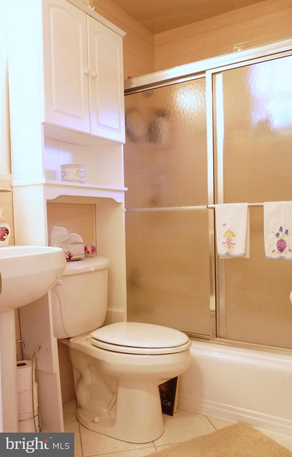 1812 Willann Road Baltimore, MD 21237 - Photo 13 of 26 a bathroom with a toilet a sink and a shower