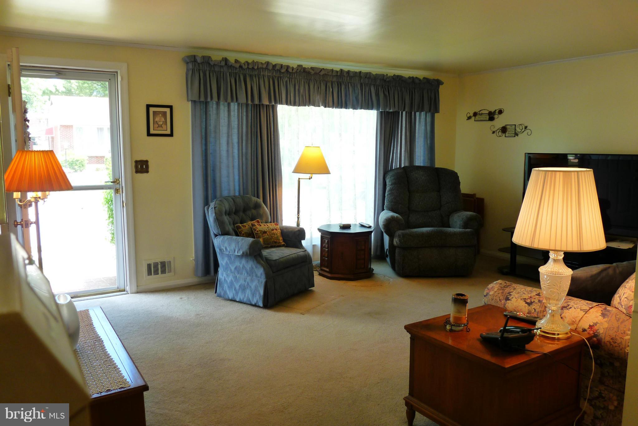 1812 Willann Road Baltimore, MD 21237 - Photo 3 of 26 a living room with furniture and a lamp