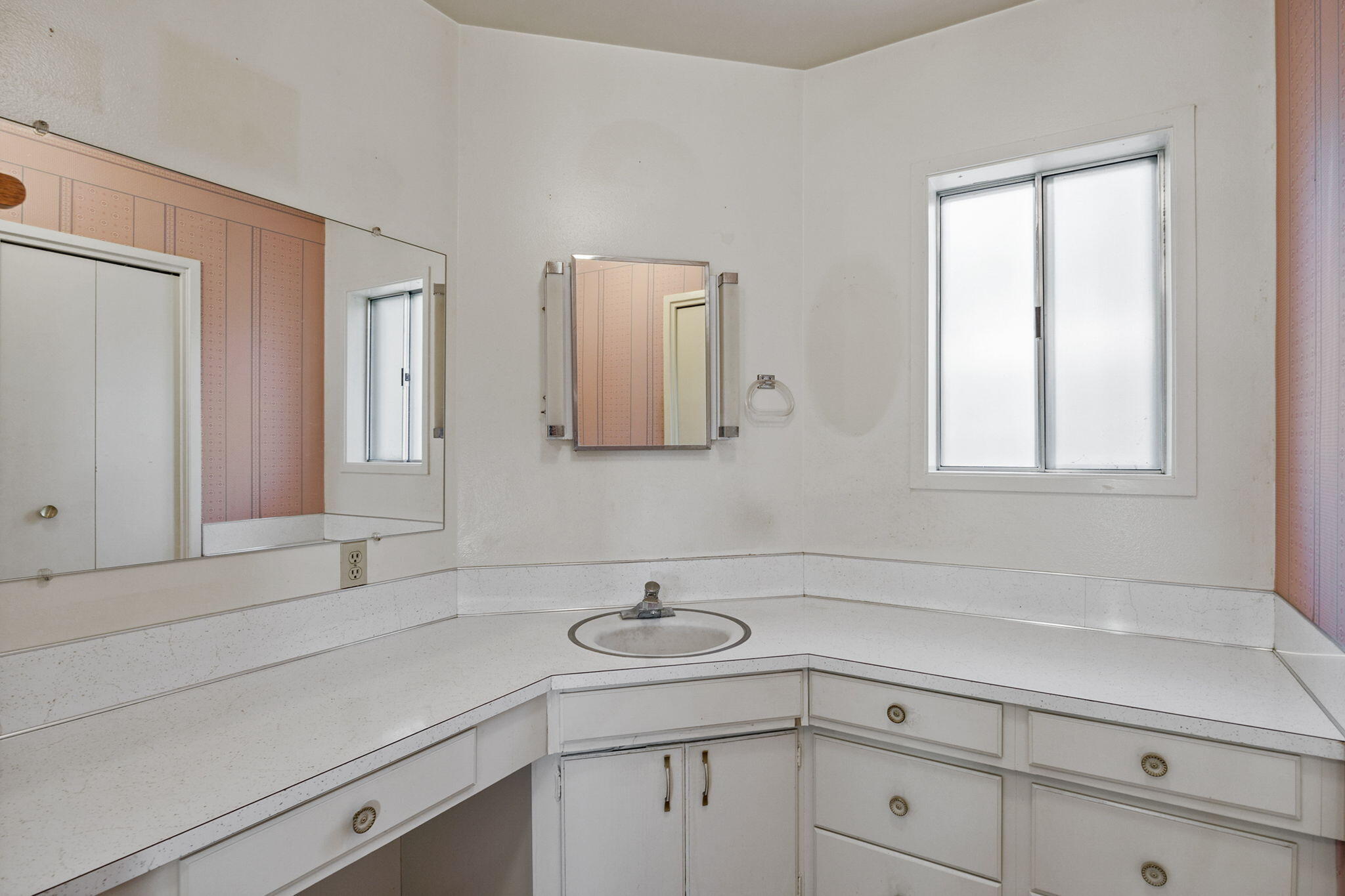 975 Applegate Street Jacksonville, OR 97530 - Photo 27 of 46 27-Primary Bath