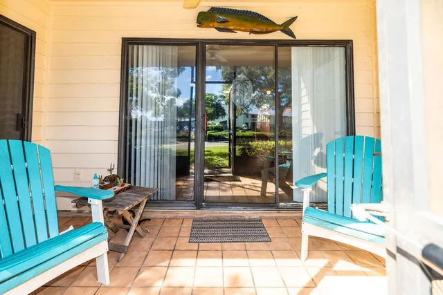 a view of a back yard of the house and green space