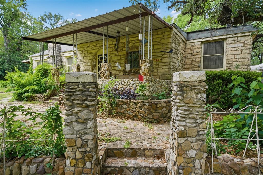 3722 North 27th Street Waco, TX 76708 - Photo 4 of 20 a backyard of a house with lots of green space