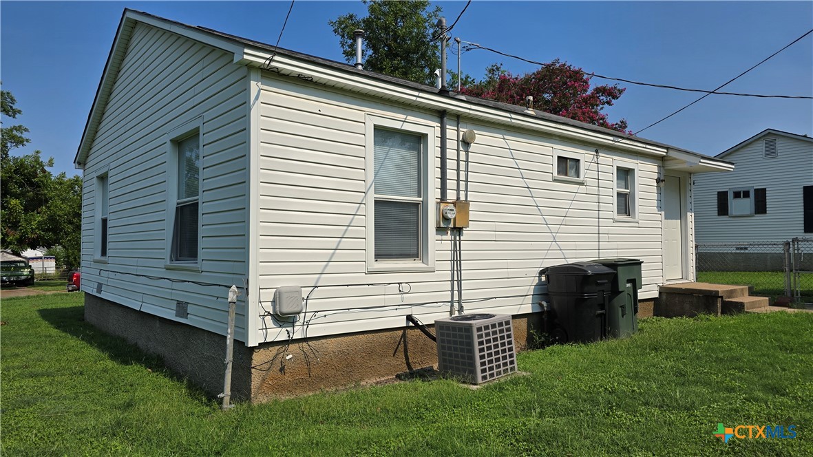 1709 South 7th Street Temple, TX 76504 - Photo 3 of 12 a view of a house with backyard
