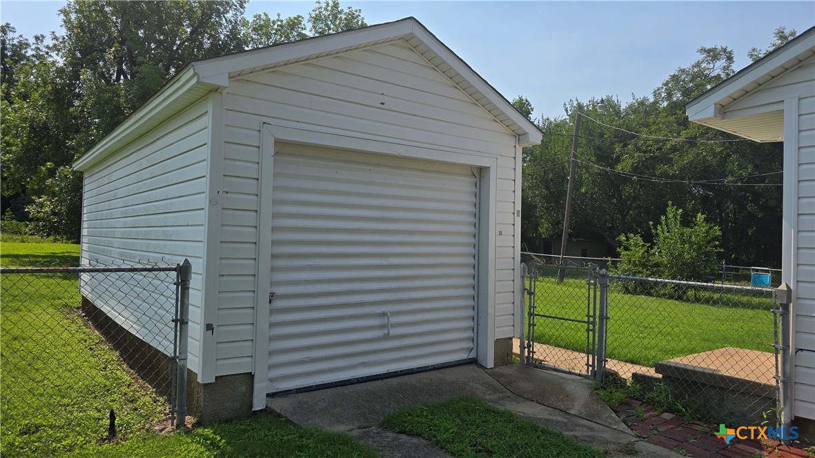 1709 South 7th Street Temple, TX 76504 - Photo 4 of 12 a view of a backyard with a garden