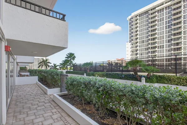 $3,300 | 525 North Ocean Boulevard, Unit 422, Pompano Beach, FL 33062