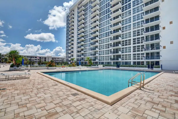 $3,300 | 525 North Ocean Boulevard, Unit 422, Pompano Beach, FL 33062