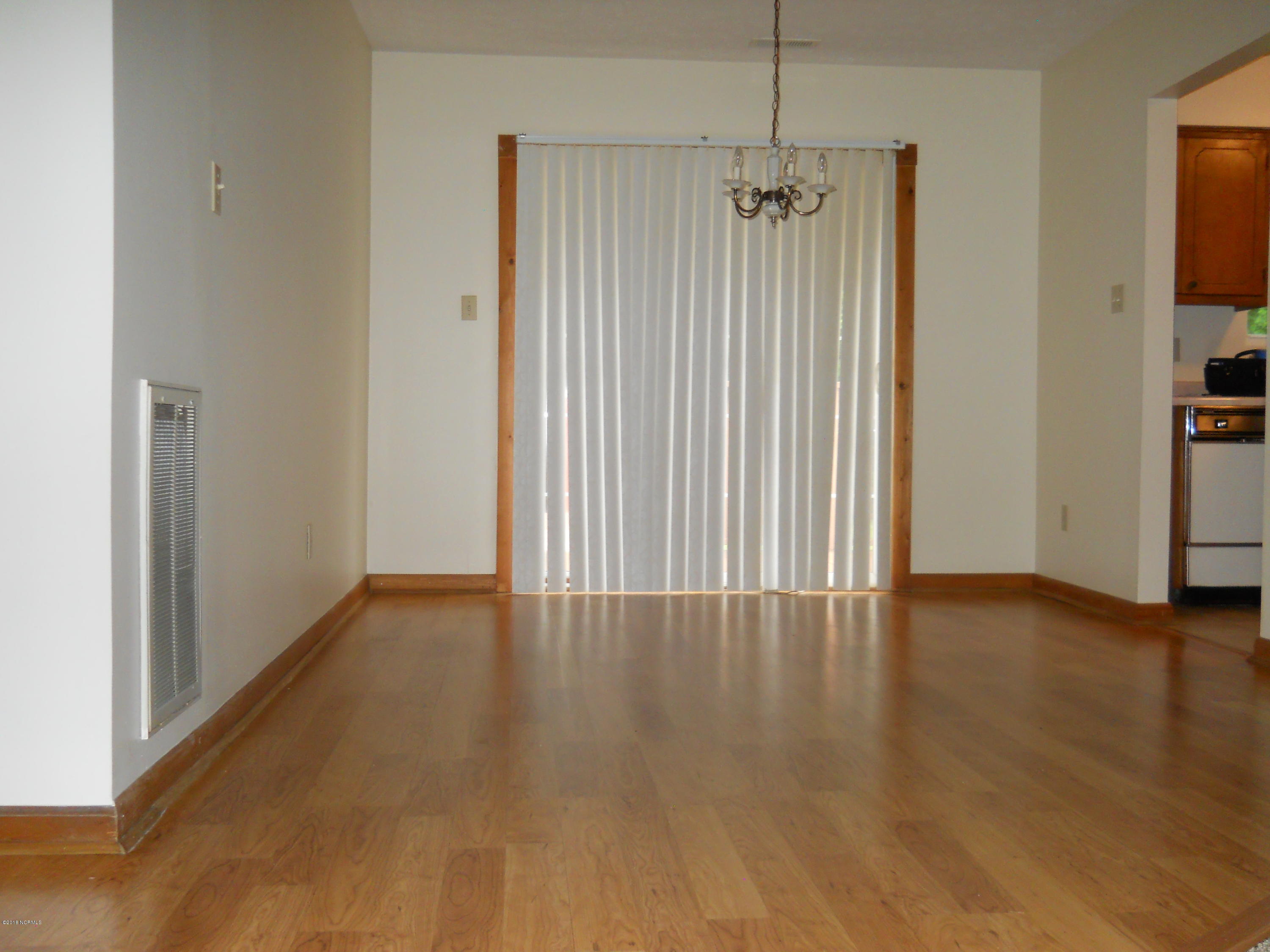 825 Fields Road New Bern, NC 28560 - Photo 7 of 40 DSCN0524
