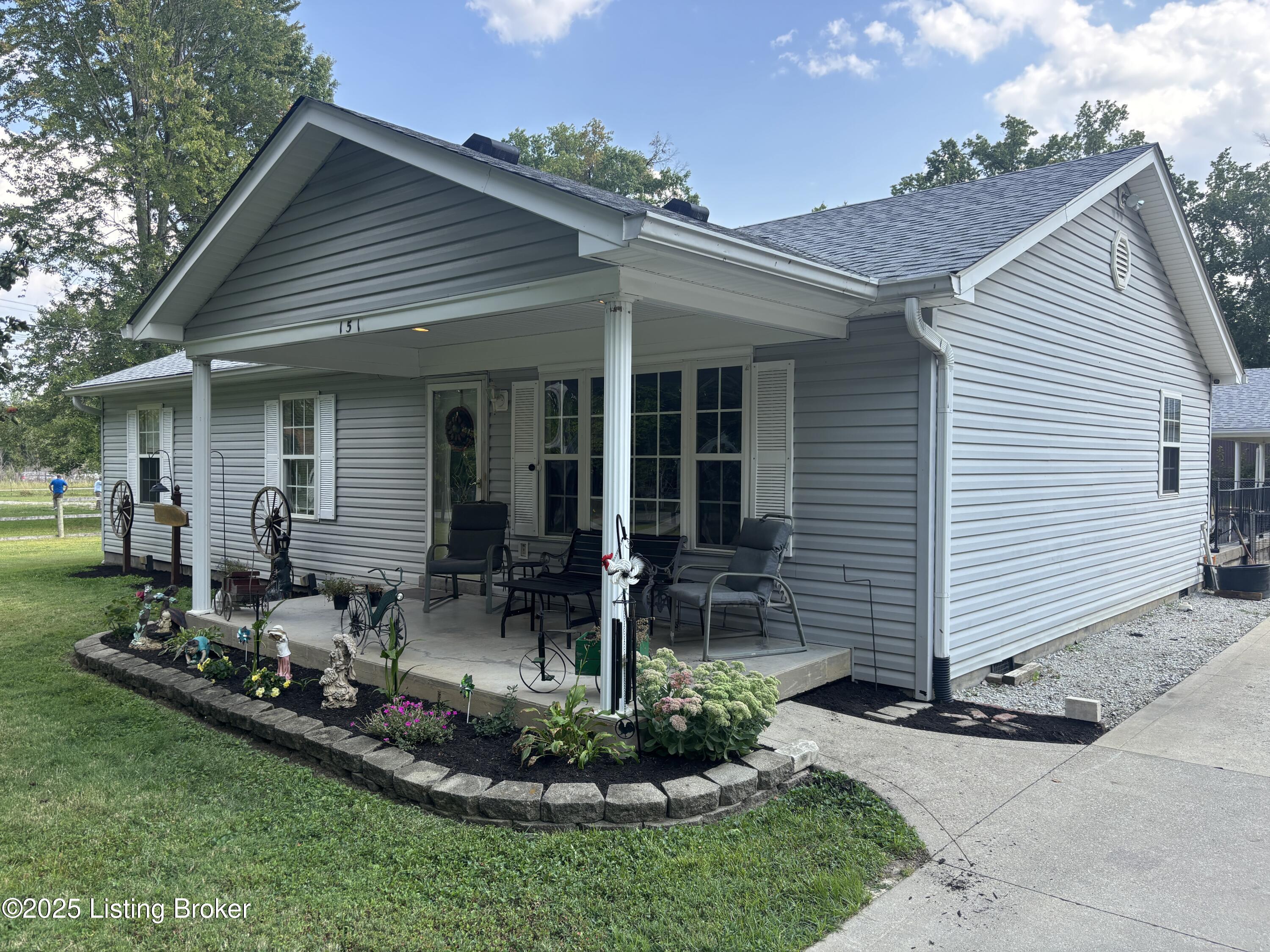 151 County Line Road Louisville, KY 40229 - Photo 3 of 82 1-4