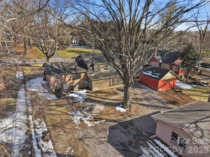 a view of a house with backyard