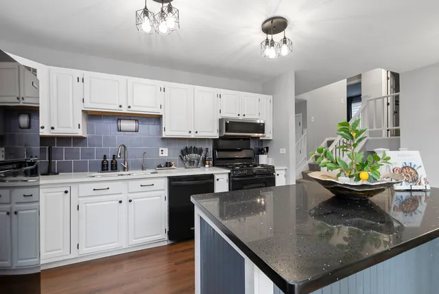 $2,900 | 225 Kedvale Court, Bolingbrook, IL 60440