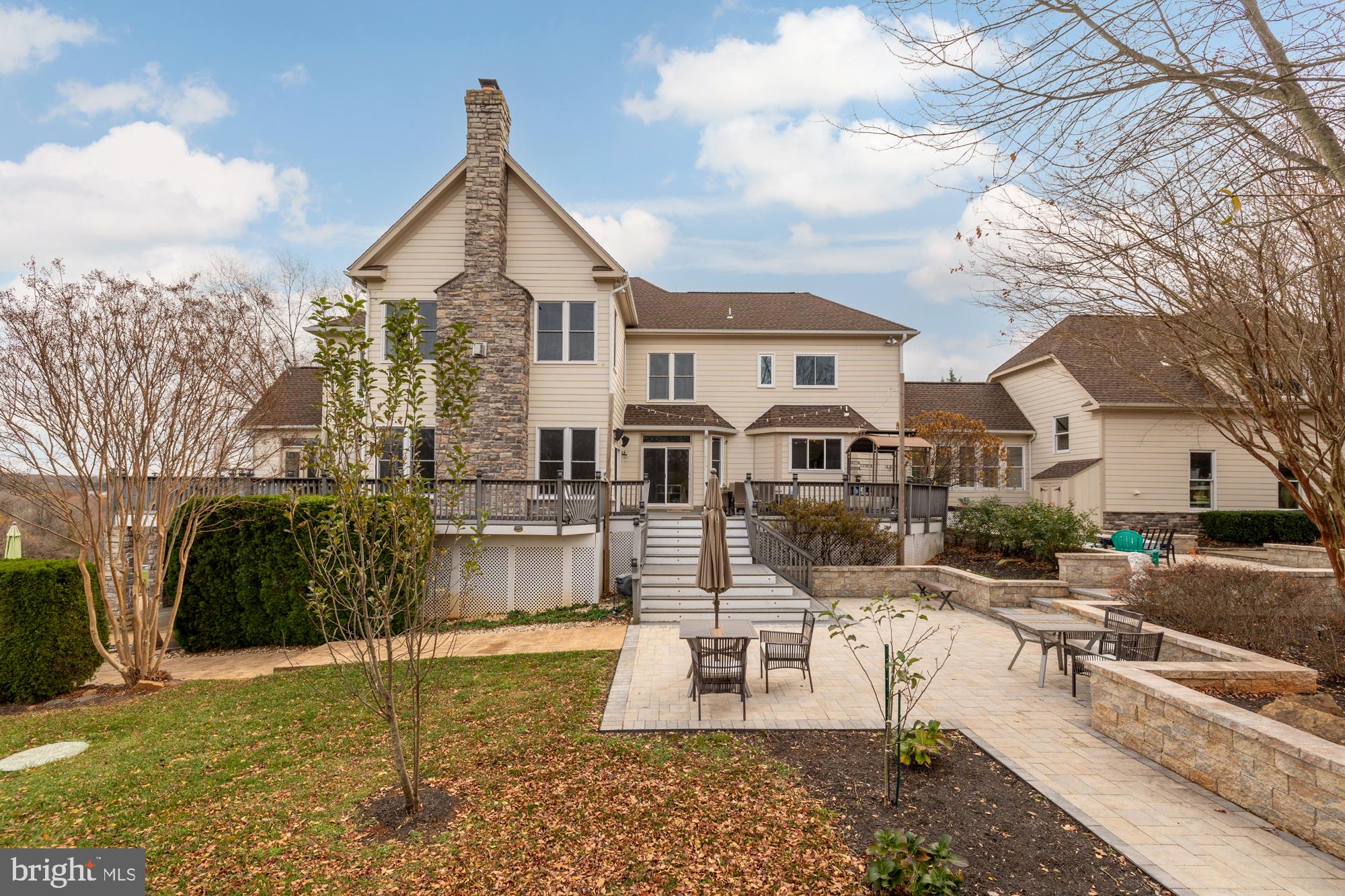19109 Peale Lane Leesburg, VA 20175 - Photo 105 of 135 a front view of a house with a yard